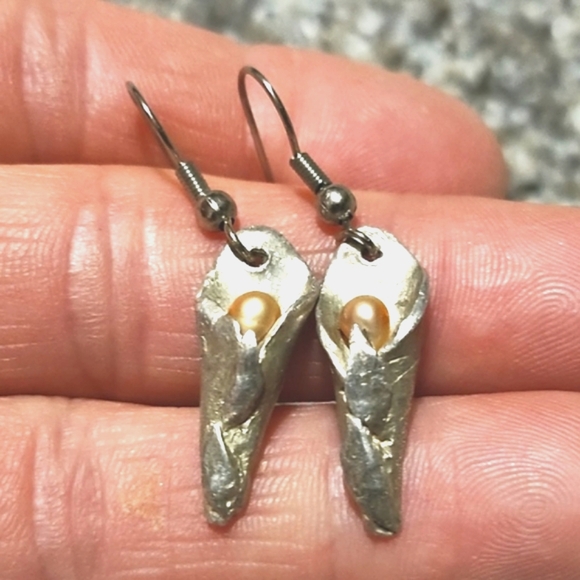 VINTAGE SILVER-TONE LILIES AND IVORY FAUX PEARL DROP HOOK 1.1" EARRINGS - Picture 3 of 7